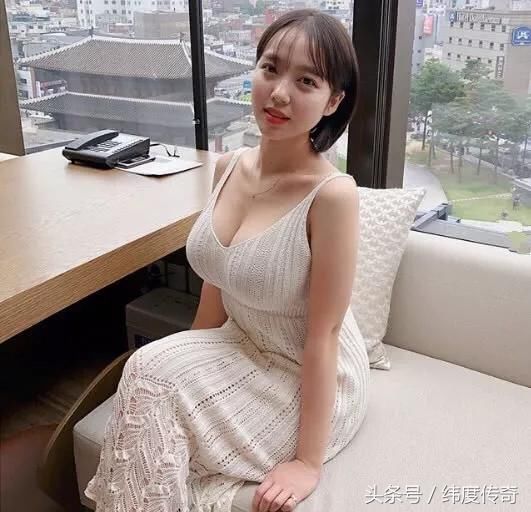 经典时尚牛仔裤在这个金黄色的秋季随意穿搭出时尚达人的魅力