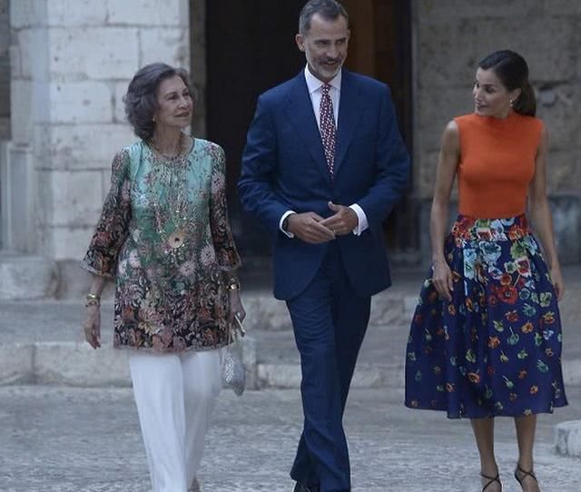 莱蒂齐亚陪婆婆参加晚宴，橙色背心配碎花裙，比凯特王妃更有活力