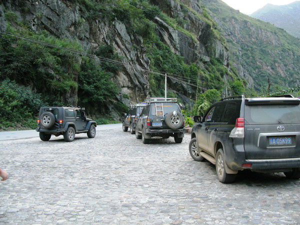 自驾霸道穿越丙察察闯西藏，悬崖边上走一遭，遭遇塌方，泥地陷车