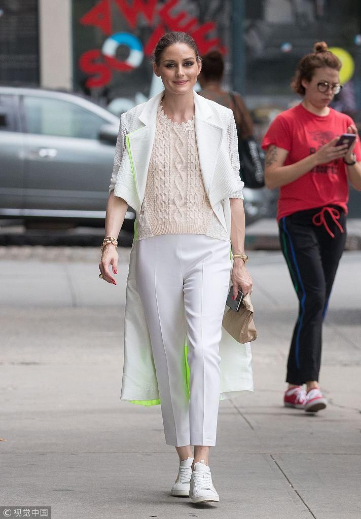 名媛奥利维亚一身白衣气质佳腿长腰细好身材吸睛 五官精致无可挑