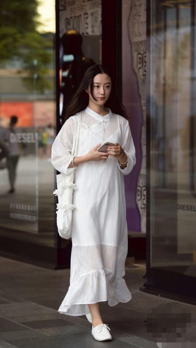 白色连衣裙不显瘦，但为什么那么被时尚女人们青睐呢？