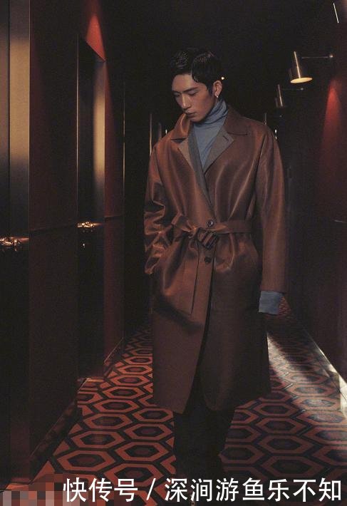 井柏然分手后的机场照,把毛衣系成“包袱”,这种时尚让人叹服!