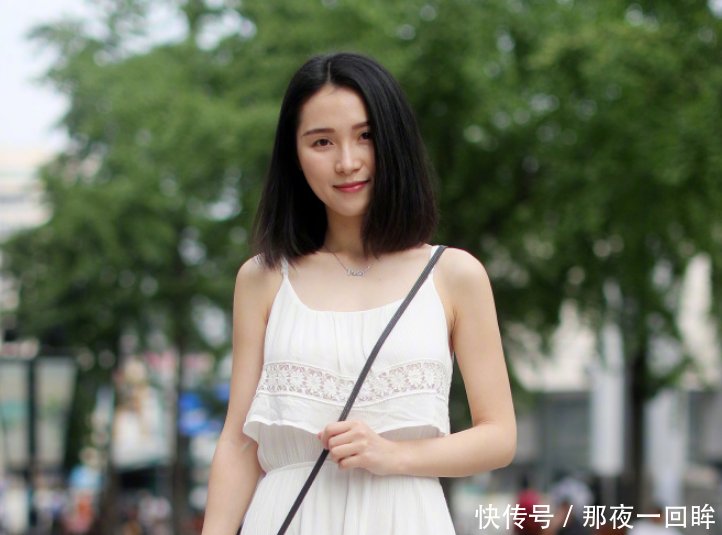 街拍小姐姐这身搭配很美，衣服裤子都很漂亮，精致的凉鞋也好看