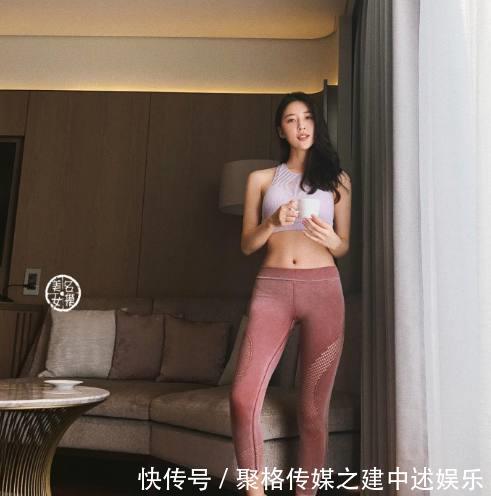 身材高挑的气质小姐姐，不管是紧身打底裤还是牛仔裤，都性感妖娆