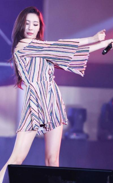 韩国性感腿精李宣美遇上“中国腿精”张蓝心，谁才是真正的白长直