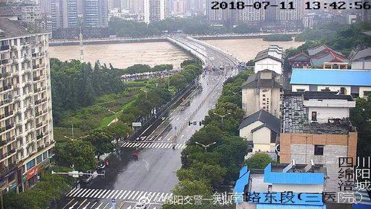 辟谣!鳄鱼逃跑、大桥被淹、美女被救…都是假的!这些信息才是真的