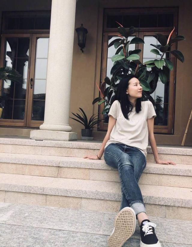 素颜晒照，随地而坐，这也就是董洁行，素颜都老可爱了