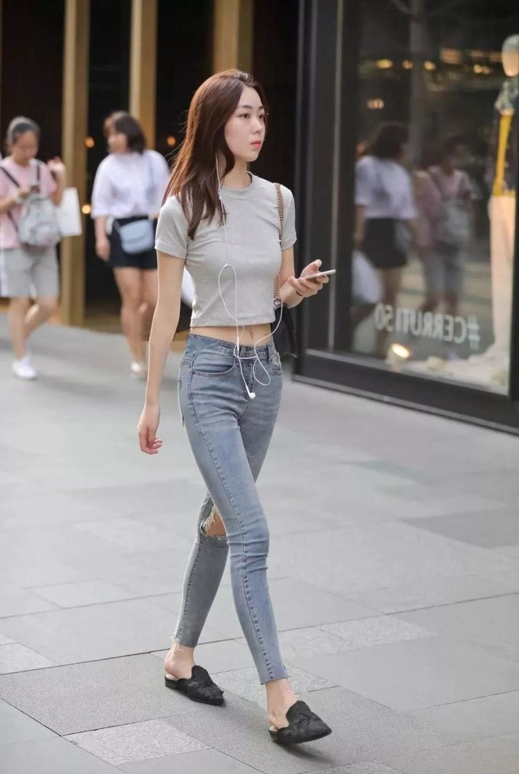  [身材]街拍：身材高挑的小姐姐，简约而不简单，让人羡慕不已
