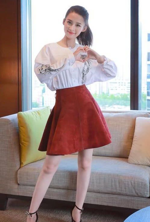 当28岁李沁和26岁杨紫同穿半身裙，网友，一个土气，一个女神