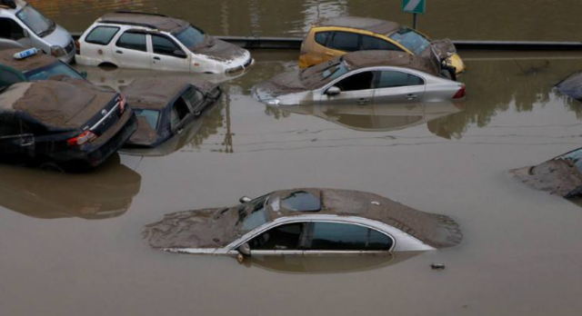 高速上突遇暴雨怎么办？继续开车还是停车？交警：90%人做错了