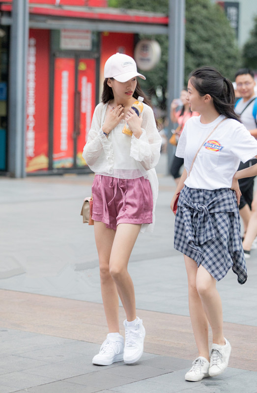 路人街拍：小姐姐粉色长T恤穿出下衣失踪的感觉，一双美腿很养眼