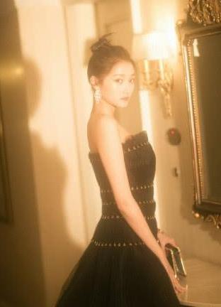 关晓彤迪丽热巴一袭黑色抹胸裙上身，身材惊艳众人，网友：这次终