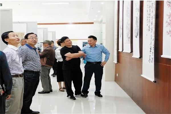  [脑袋]公务员每月2500元工资，为什么很多人挤破脑袋？这几笔钱