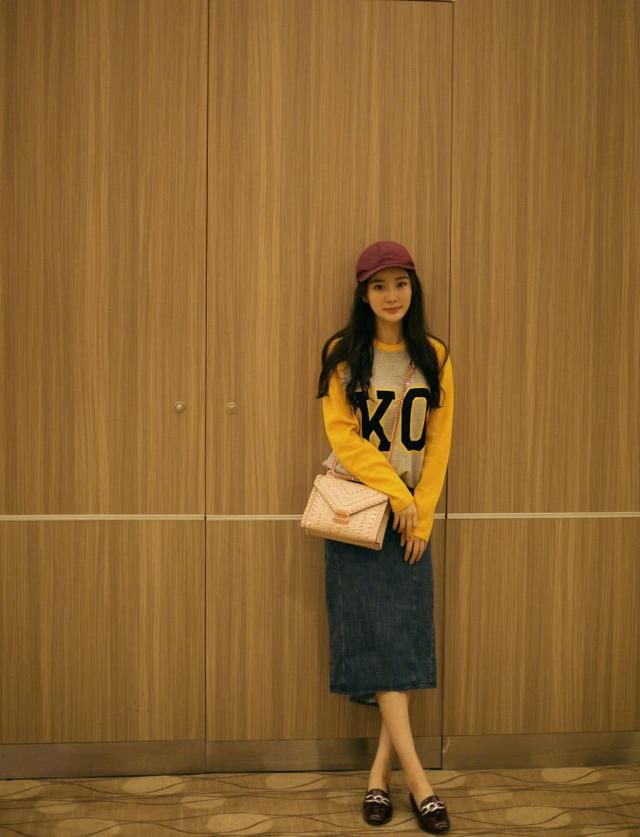 杨幂瘦过头！最小码的裙子都撑不住，缝了那么多针居然还如此宽松