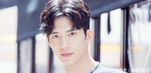 黑粉到底有多可怕千玺被寄假肢，杨幂气得大哭，他伤到了眼睛！