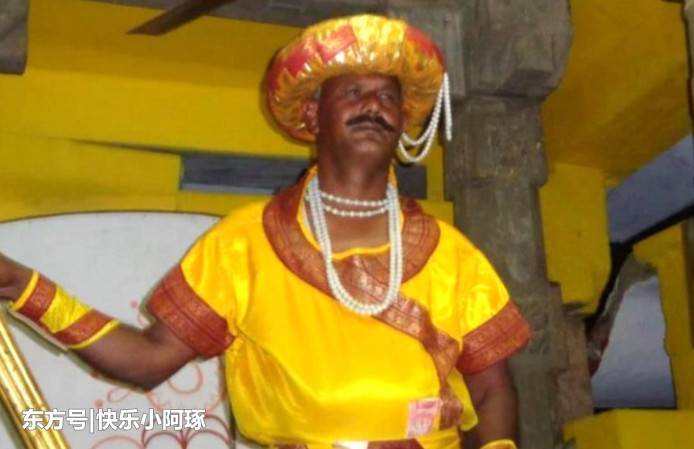 印度富豪雇的门卫,纹丝不动站了32年,谁能让他动奖励1万元