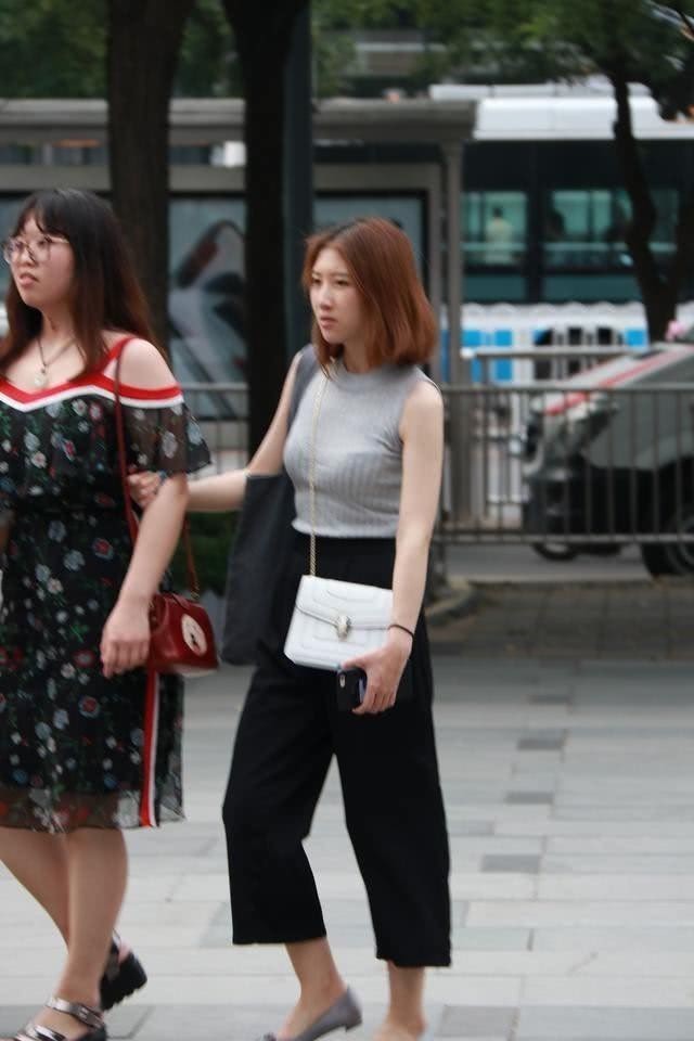 街拍：暖心甜美会穿的小姐姐，穿着看起来清新洋气又传统！