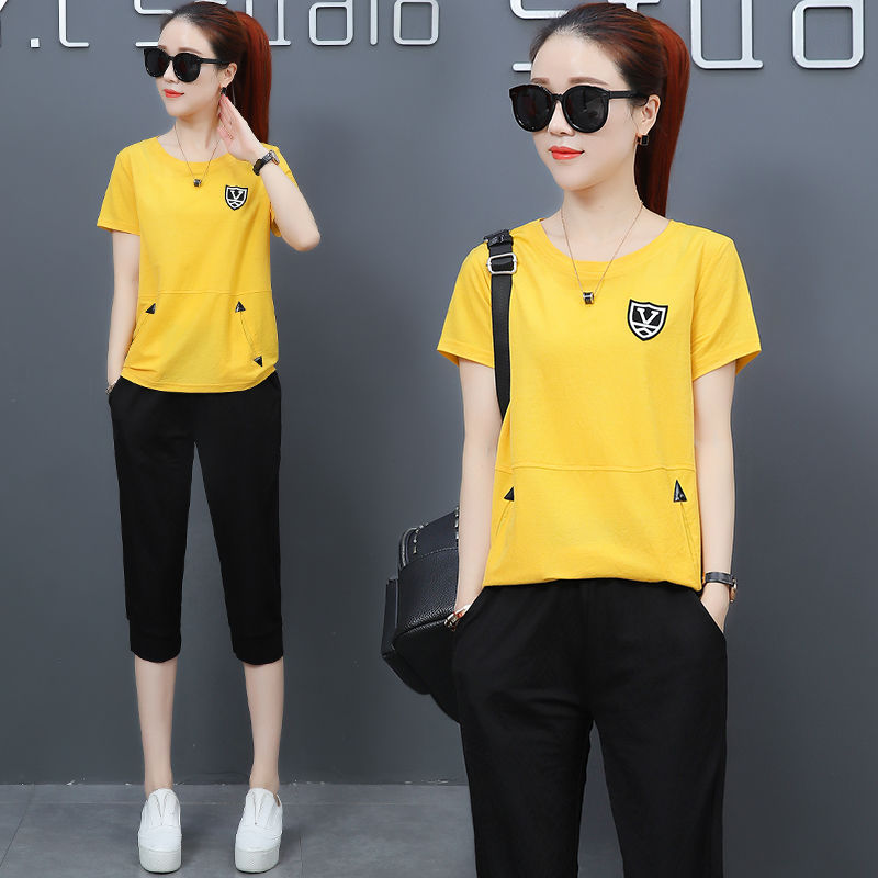 老婆换掉裙子还真更显嫩美，这样的休闲套装，惹的路人一步三回头