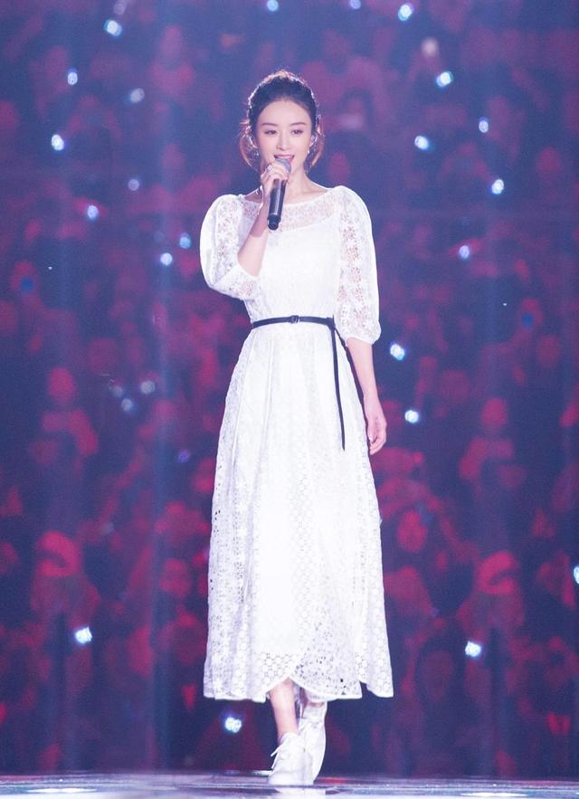 『台下』关系很好的朋友,台上赵丽颖和张碧晨美得像仙女,台下俏皮可爱!