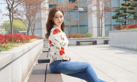 身材匀称的牛仔裤美女，堪比超模气质，浑身满满女人味