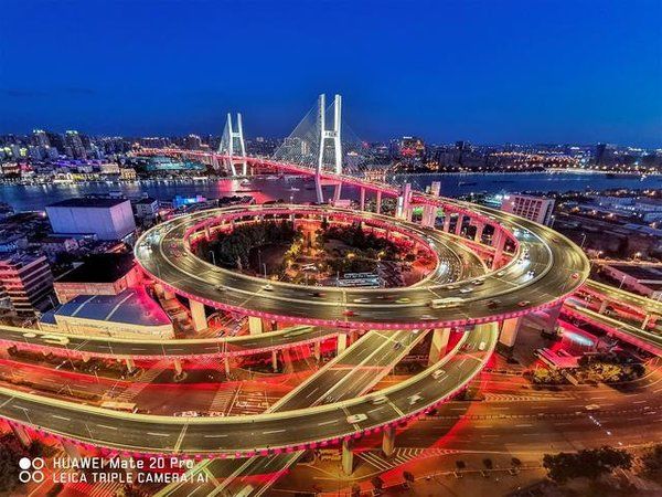 华为Mate 20 Pro上手体验,后置“浴霸三射”带来别样惊喜。