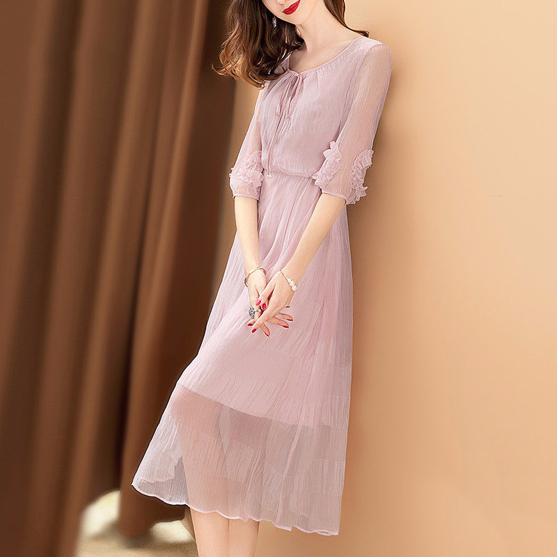 今年特流行过膝雪纺连衣裙，气质典雅显年轻，露出脚踝更惹人怜爱