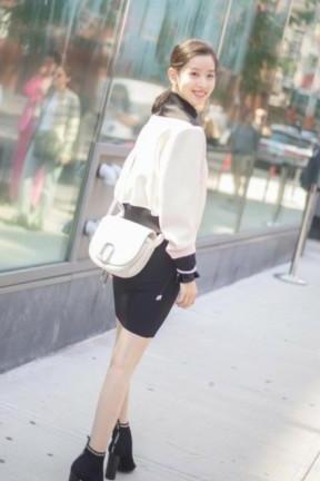 有一种痛苦叫穿错鞋！章泽天的鞋跟竟长在鞋子中间，你要怎么走路