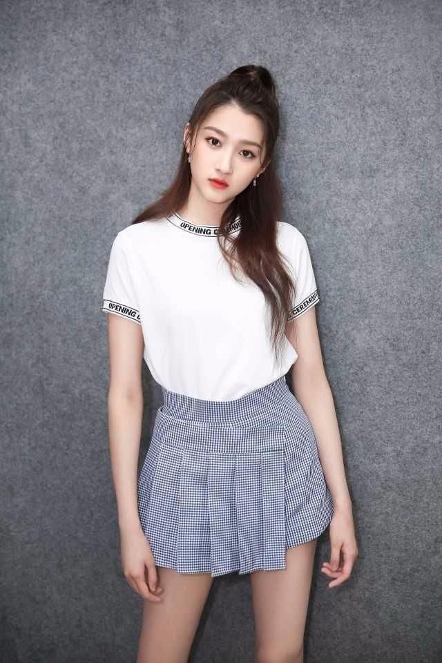 关晓彤真厉害！穿的日式的短裤也太短了 网友：难怪双手一直捂着