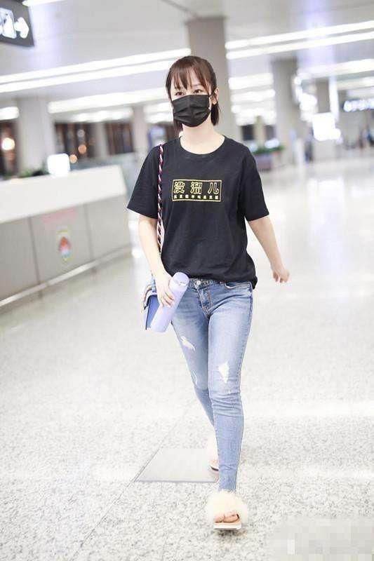 杨紫又调皮了,穿“男友卫衣”不说,手机壳上的字更吸睛!