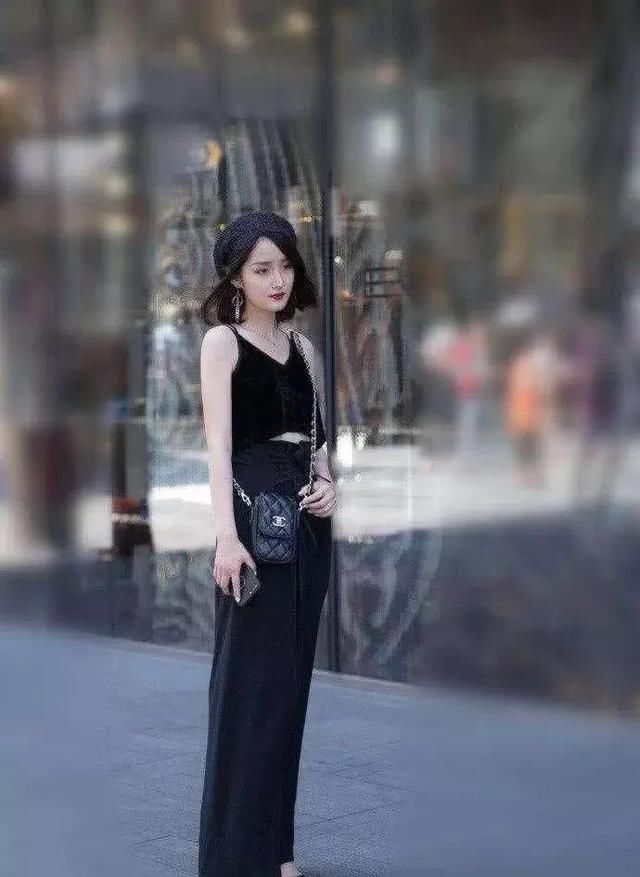 街拍：美女一袭长裙，展示高挑性感好身材，散发出青春活力气息！