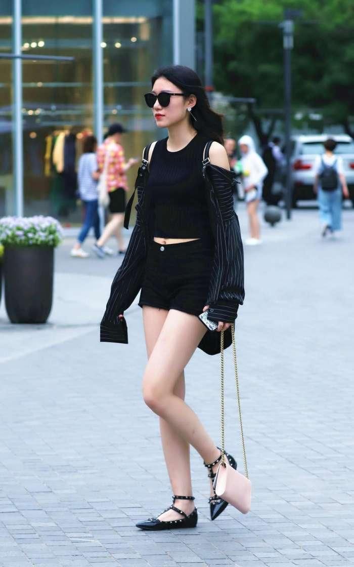 可爱的吊带连衣裙女孩，身材气质都很好，女人味十足!