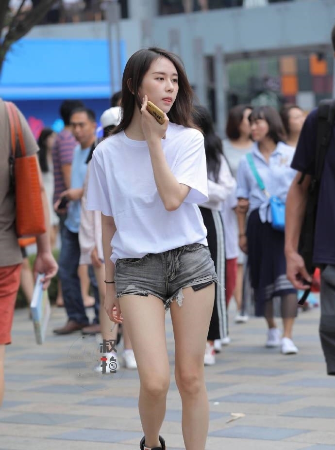 [ 男友]穿着热裤上街，网友：男友不管吗？，看似青春可爱的小美女