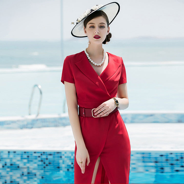 如今女人穿衣真大胆，深V装实力”真空“亮点满满，秀出傲人身材