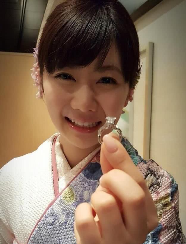 「乒乓球运动员」结婚后被宠成“闺女”,宅在家江宏杰为福原爱做美甲