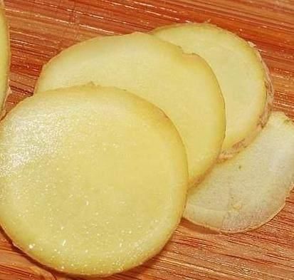 轻易不要小瞧“它”一夜起来在看自己的祛斑，瞬间砸镜子恍若二人