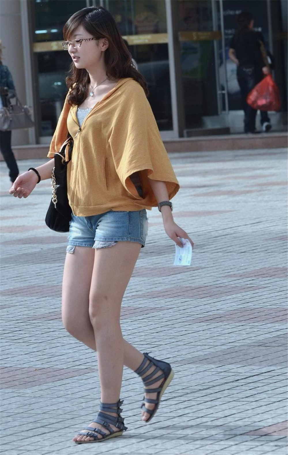 街拍美女：穿黄色上衣的清纯女孩儿，浓浓的校园气息