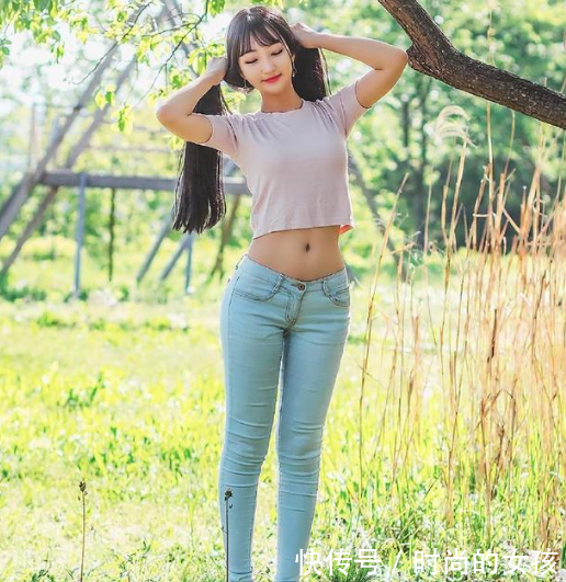 小姐姐穿打底裤轻松展现模特身材，呈现魅力气质，秀出性感身段！