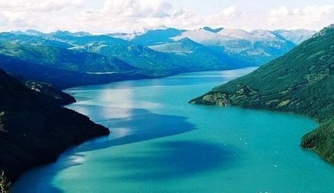 这个湖泊面积只有太湖的1/54，蓄水量却比太湖还大，还是个变色湖