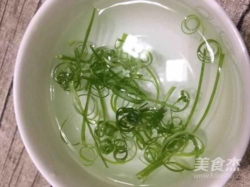 散花@切皮蛋时,不要直接下刀切!大厨都这样做,不粘连,不散花!