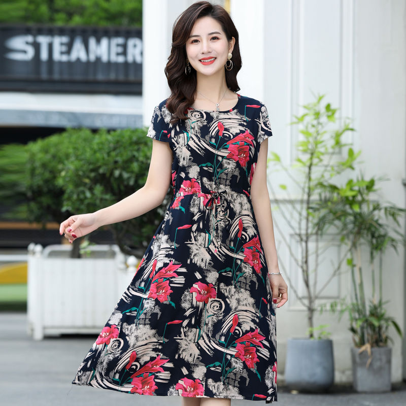 身材丰满的女人，建议穿这种收腰连衣裙，比旗袍洋气，女人味满满