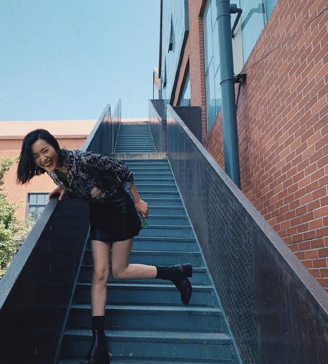  『女人』真正会穿的女人，穿裙子很少配高跟鞋，看刘雯的穿搭就知道了！