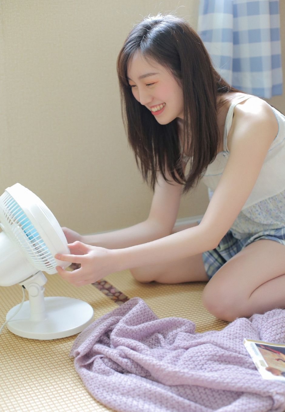 小清新美女，白色吊带短裤迷人写真图片