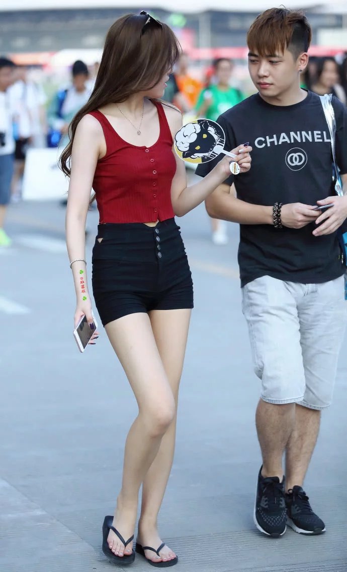 小姐姐身材苗条翘臀饱满圆润，上凸下翘的小身材也是很有魅力的