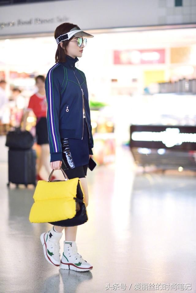 景甜拉链拉到下巴包很紧，裙子却比安全裤短，网友：是要去插秧吗