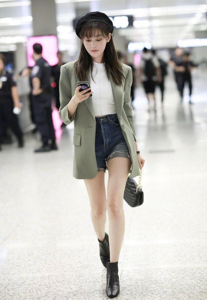 张天爱腿可真细啊，长靴里套裤子居然还装不满!