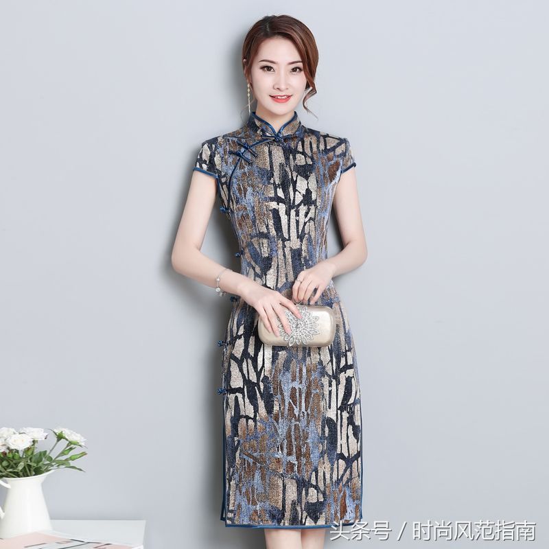 40岁女人真敢穿，改良的开叉旗袍连衣裙，性感撩人还优雅大方