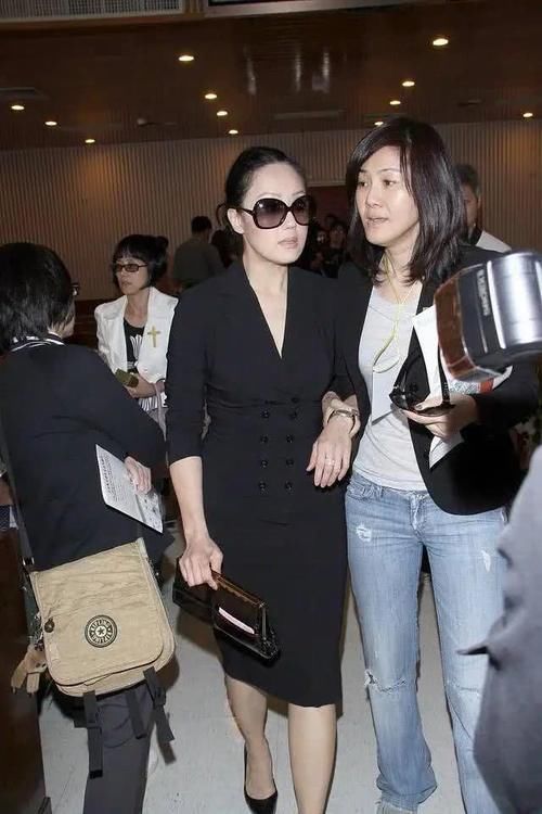  『气质』章小蕙56岁气质依然惊艳！穿黑色套装想低调，但豪门气质太强烈了