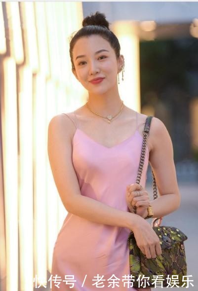  『看起来』少妇真够懒的，直接穿睡裙出门，40岁的人看起来像18岁