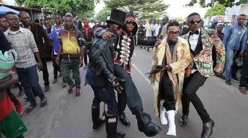 世界上虚荣心最重国家：白天穿名牌戴名表，晚上住茅厕饭都吃不饱