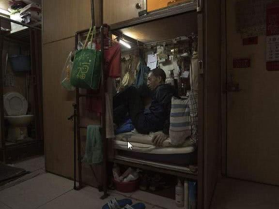 为何香港人宁愿挤在8㎡空间里，也不想在内地买房？原因让人羡慕